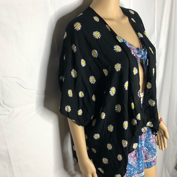 Brandy Melville Floral Daisy Print Black Kimono - Picture 4 of 8